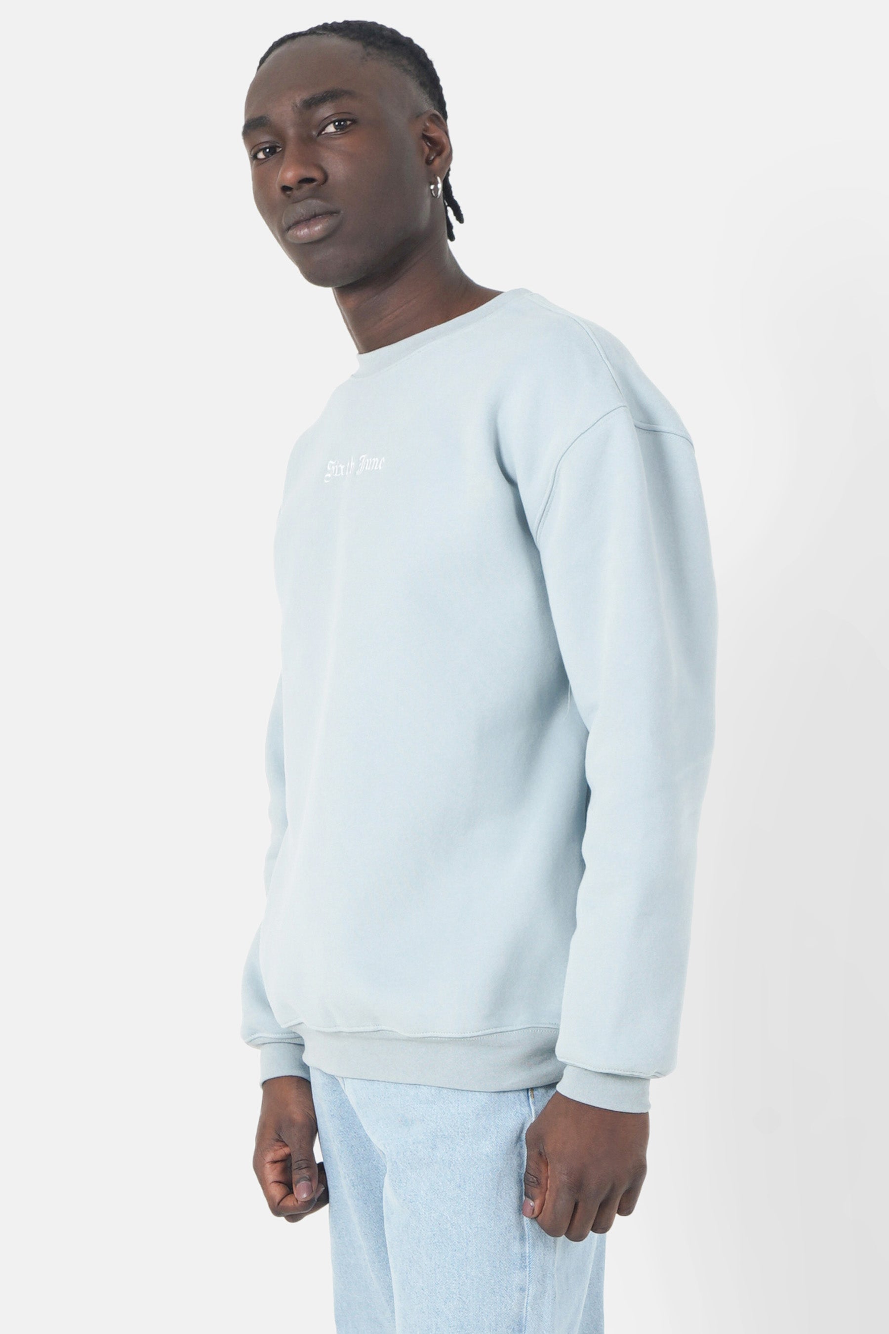 Übergroßes Sweatshirt mit Rundhalsausschnitt und Stickerei. Hellblau