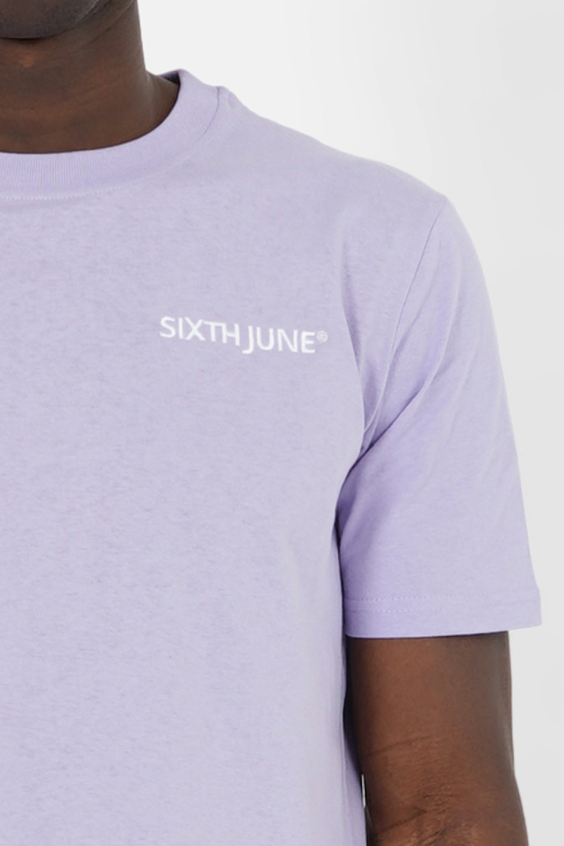 Weiches T-Shirt mit aufgesticktem Logo. Dunkellila