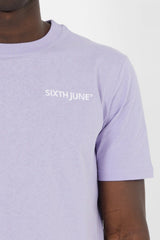 Weiches T-Shirt mit aufgesticktem Logo. Dunkellila