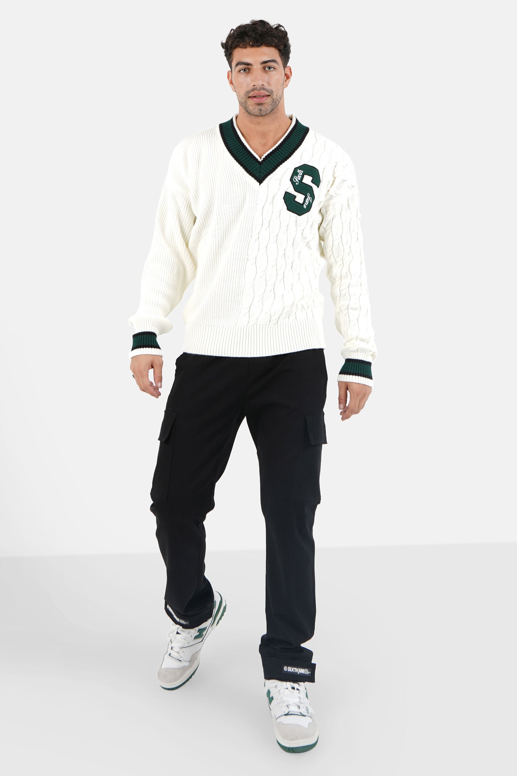 Rippstrickpullover mit V-Ausschnitt. Cremeweiß