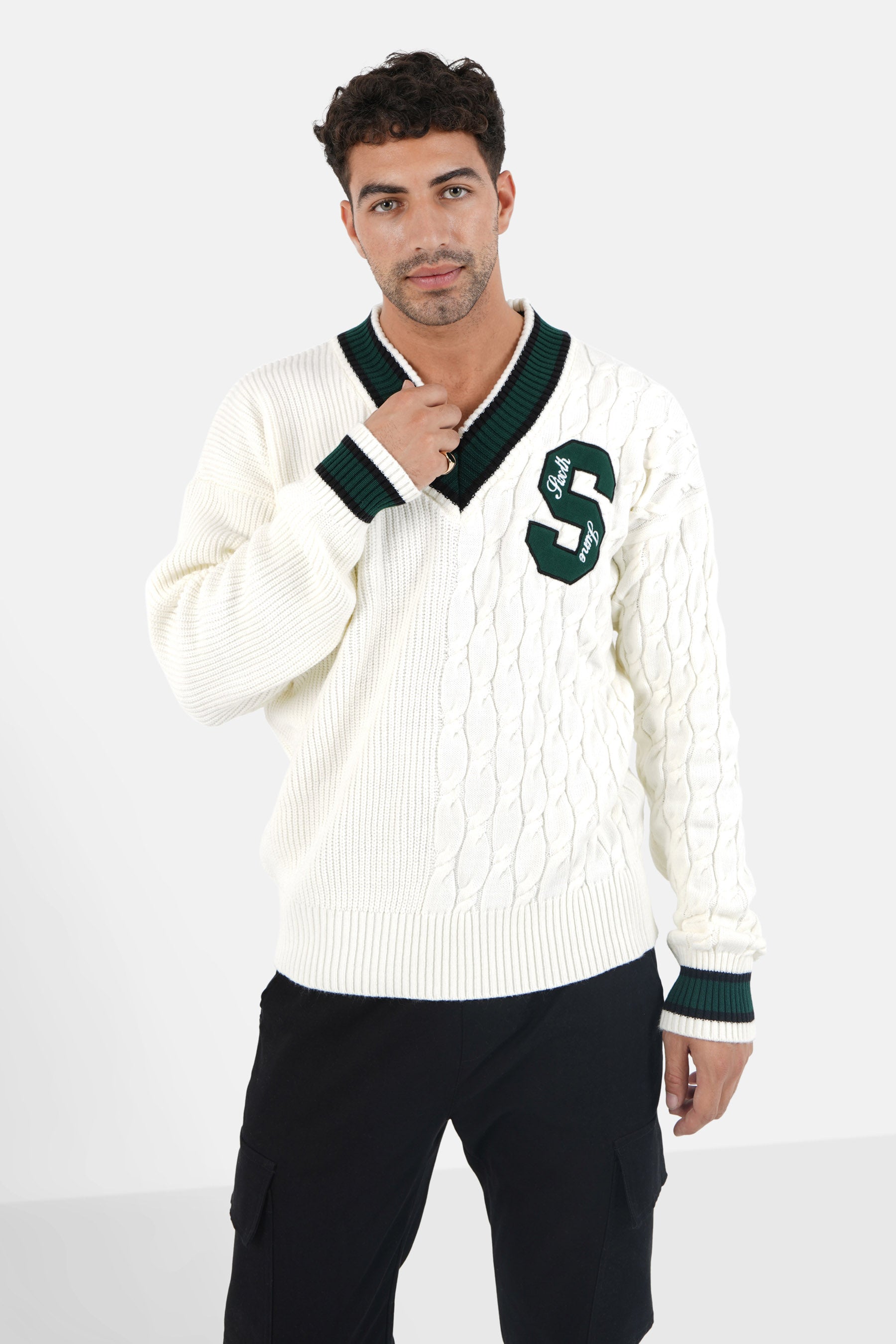 Rippstrickpullover mit V-Ausschnitt. Cremeweiß