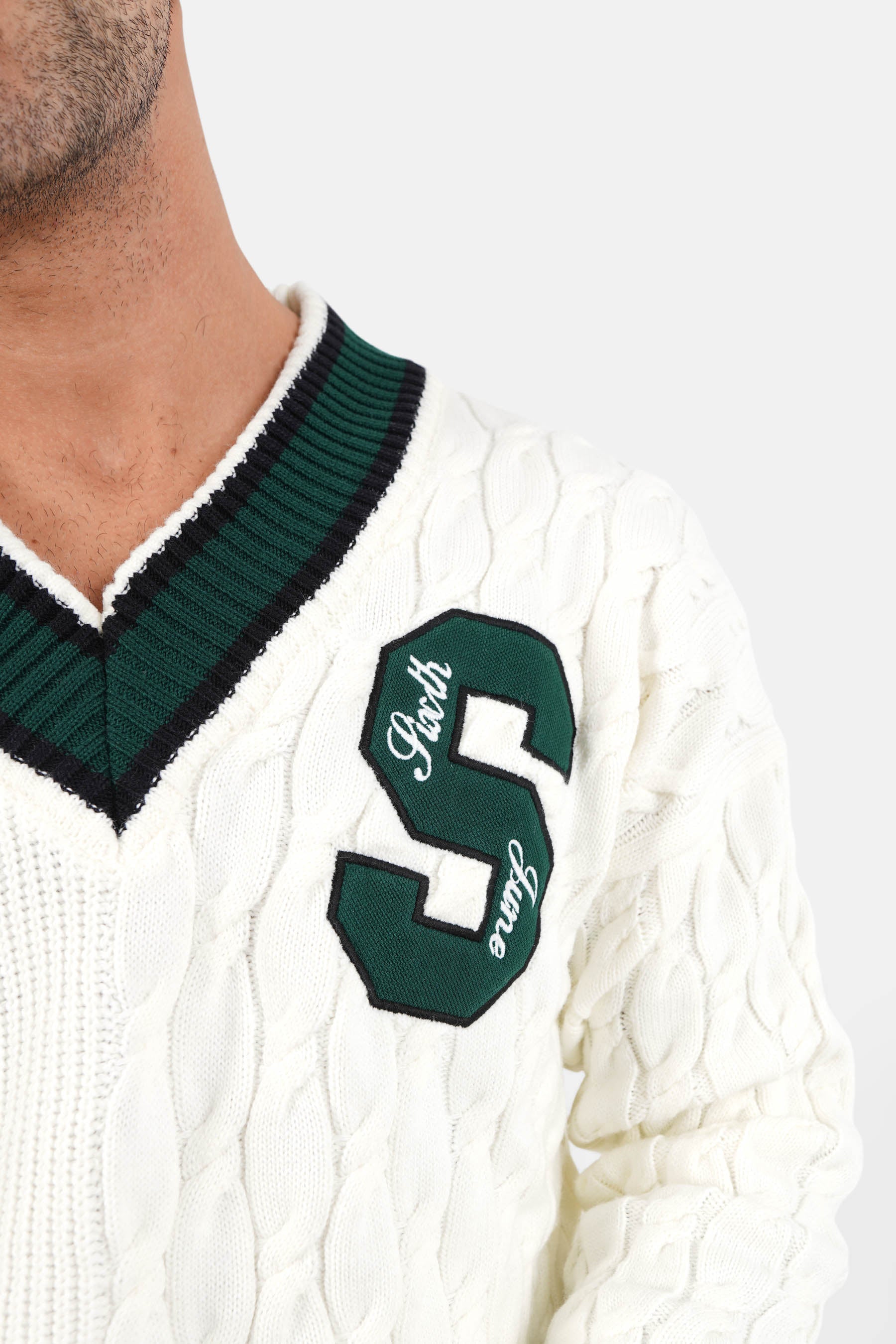 Rippstrickpullover mit V-Ausschnitt. Cremeweiß