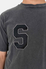 College-T-Shirt mit aufgesticktem Logo Dunkelgrau