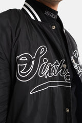 Schwarze College-Jacke mit aufgesticktem Logo