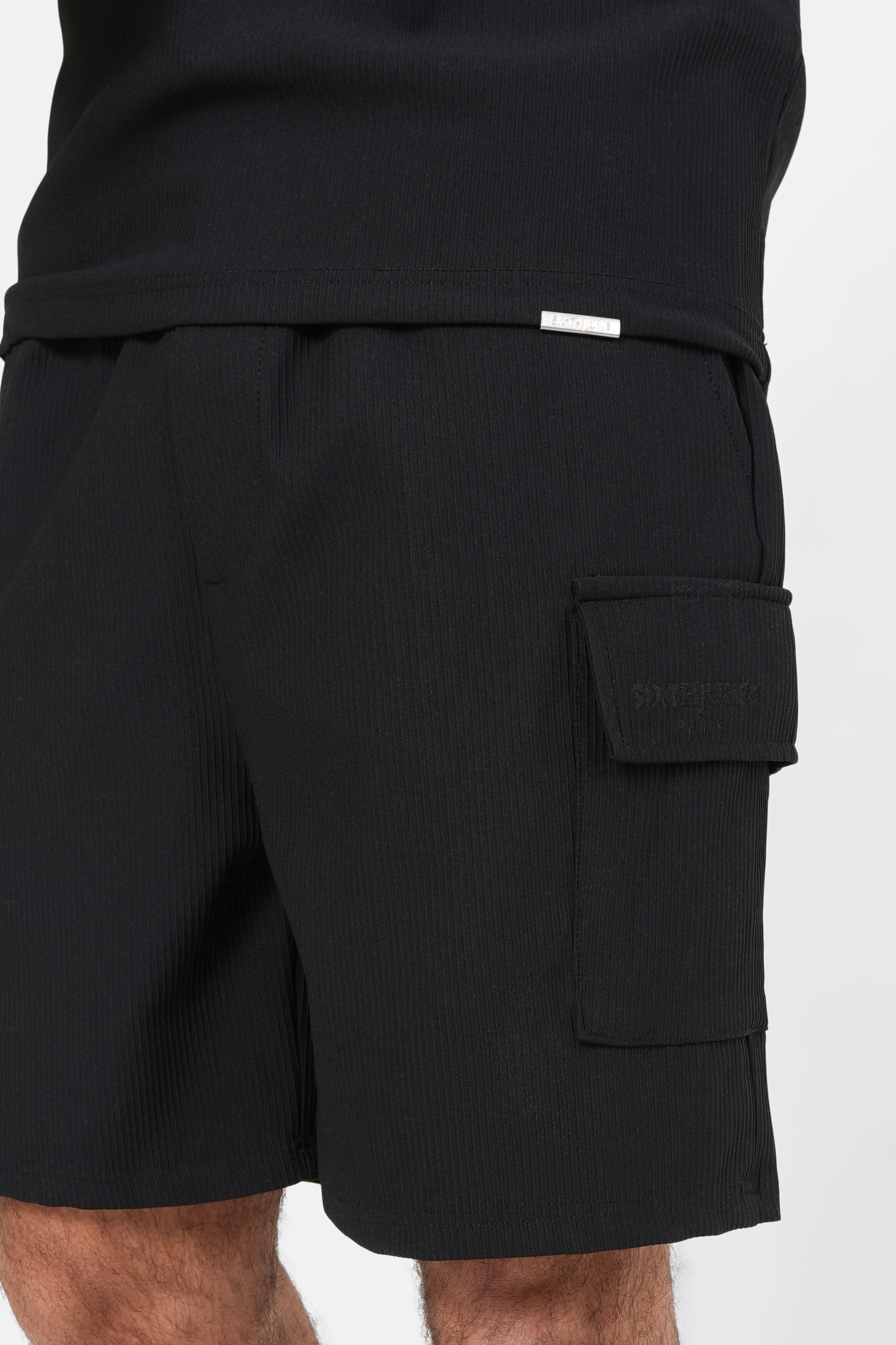Cargo pockets pleated shorts Black