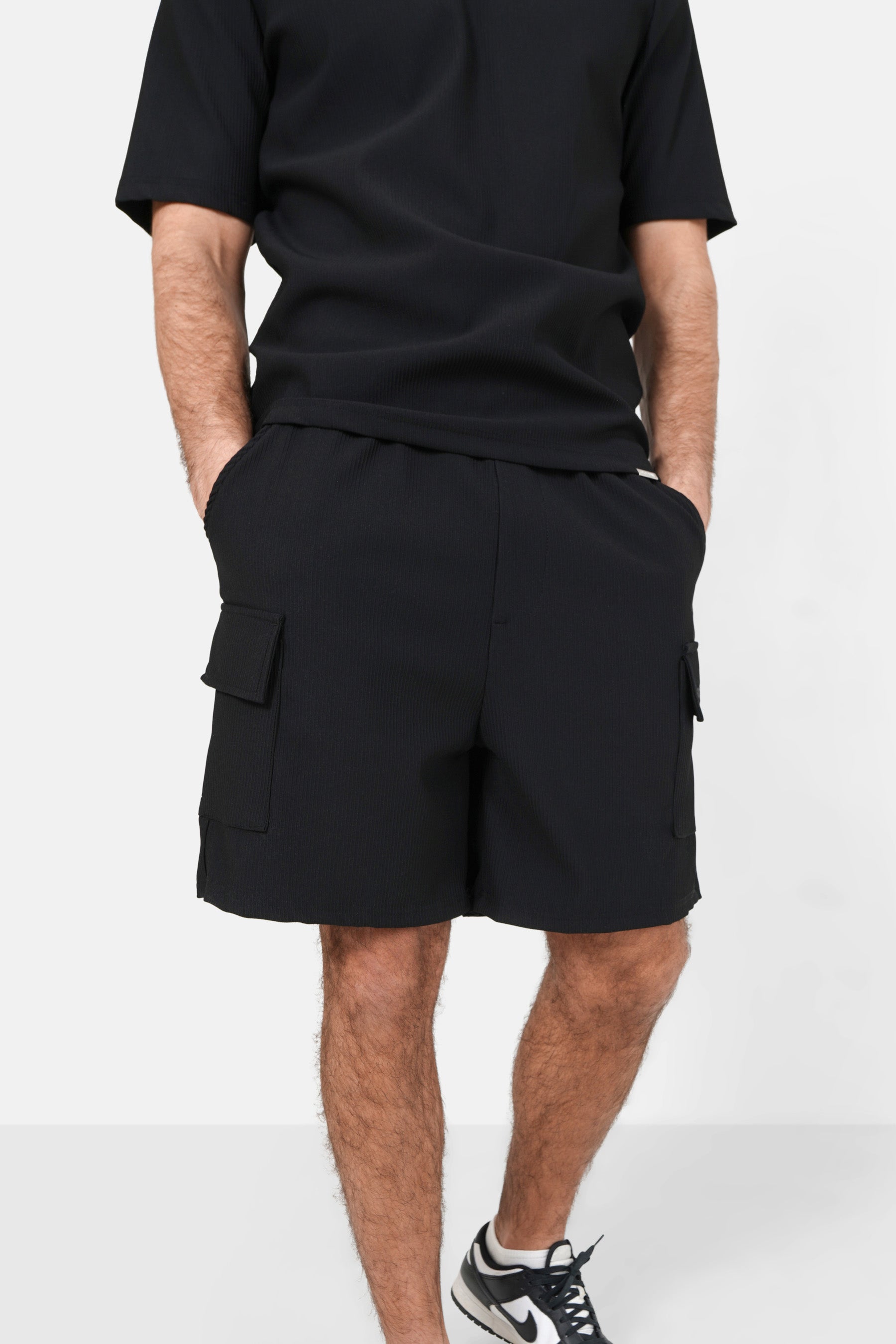 Schwarze Shorts mit plissierten Cargotaschen