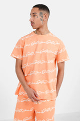 Orangefarbenes T-Shirt mit charakteristischem Logo