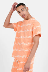 Orangefarbenes T-Shirt mit charakteristischem Logo