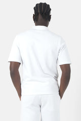 Weißes Poloshirt mit aufgesticktem Logo