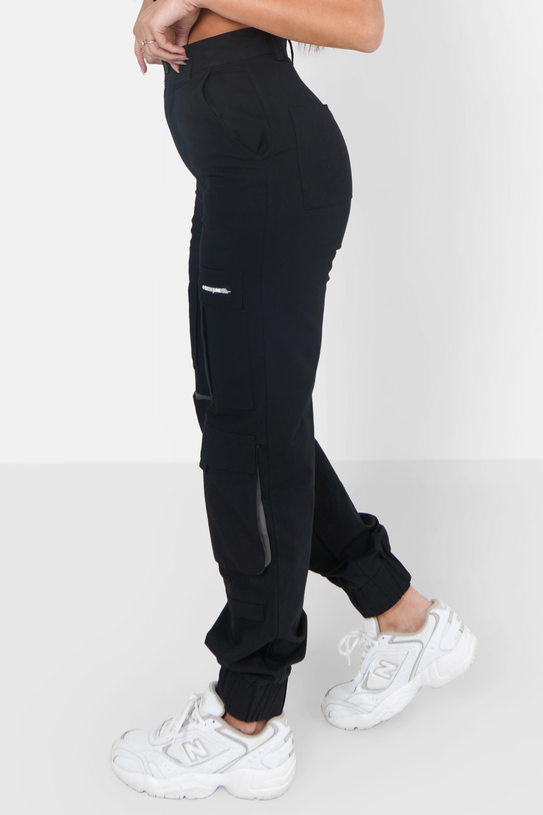 Elastische Knöchel-Cargohose Schwarz