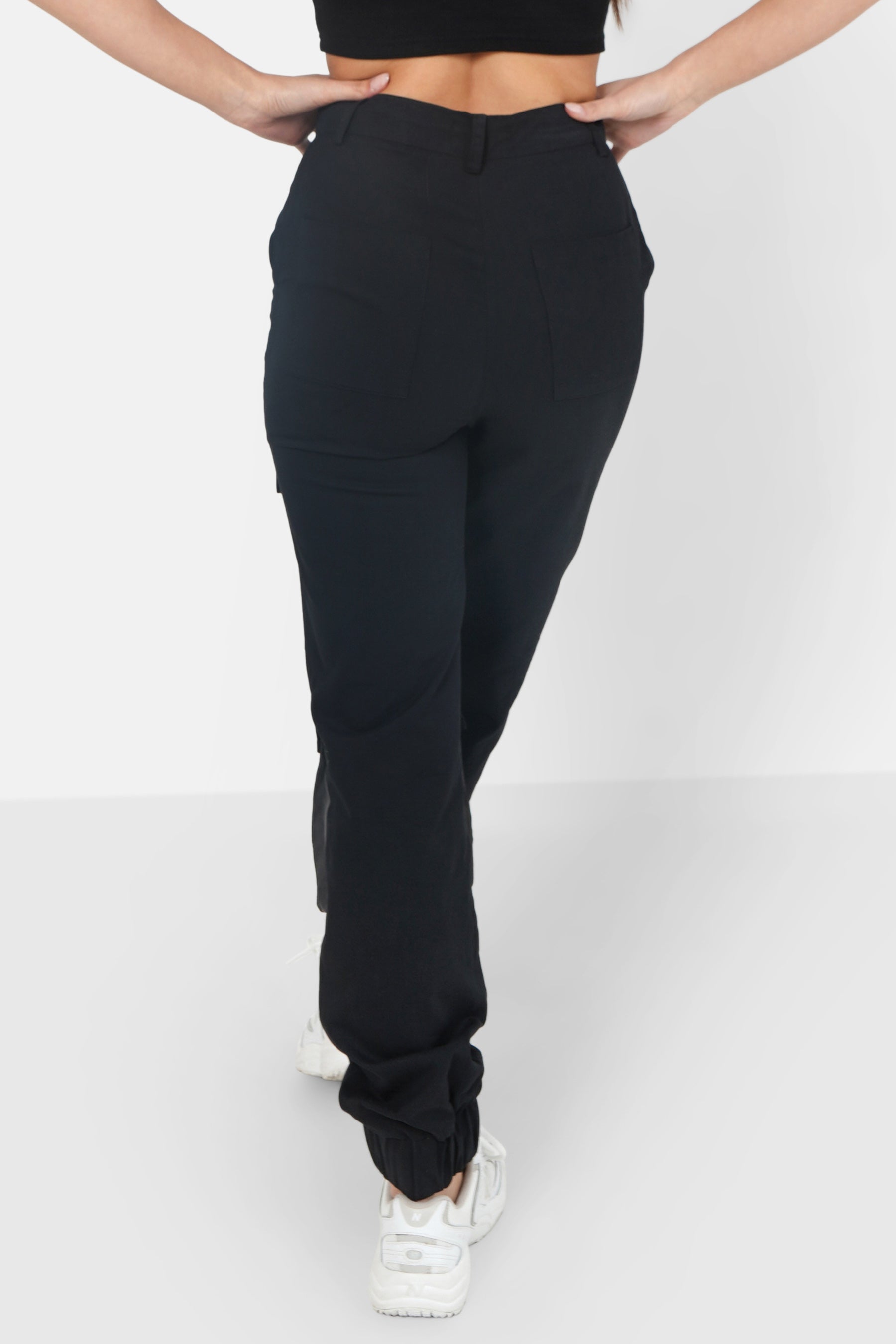 Elastische Knöchel-Cargohose Schwarz