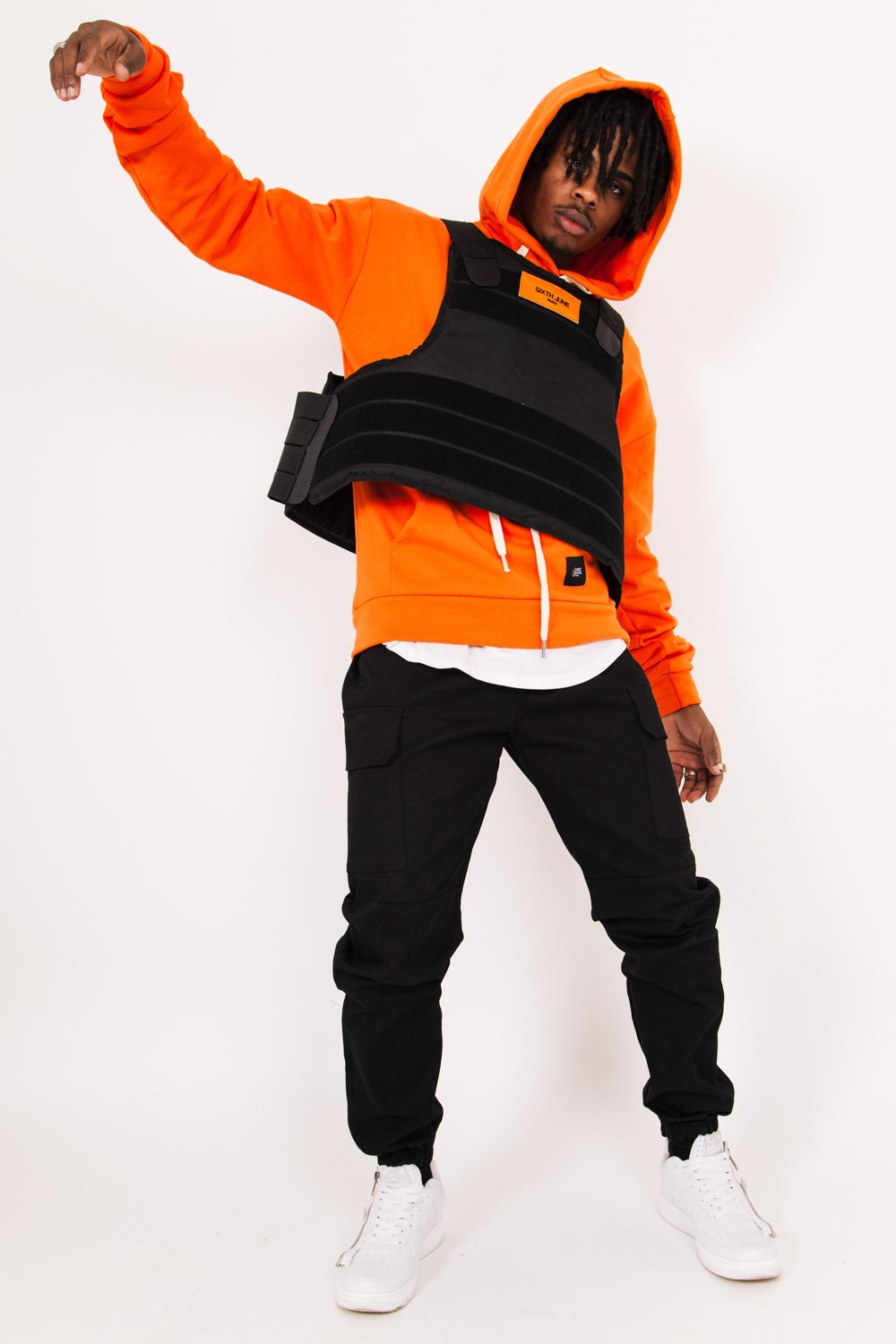 Taktische Jacke mit schwarzen Aufnähern