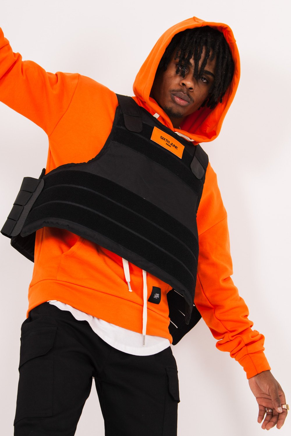 Taktische Jacke mit schwarzen Aufnähern