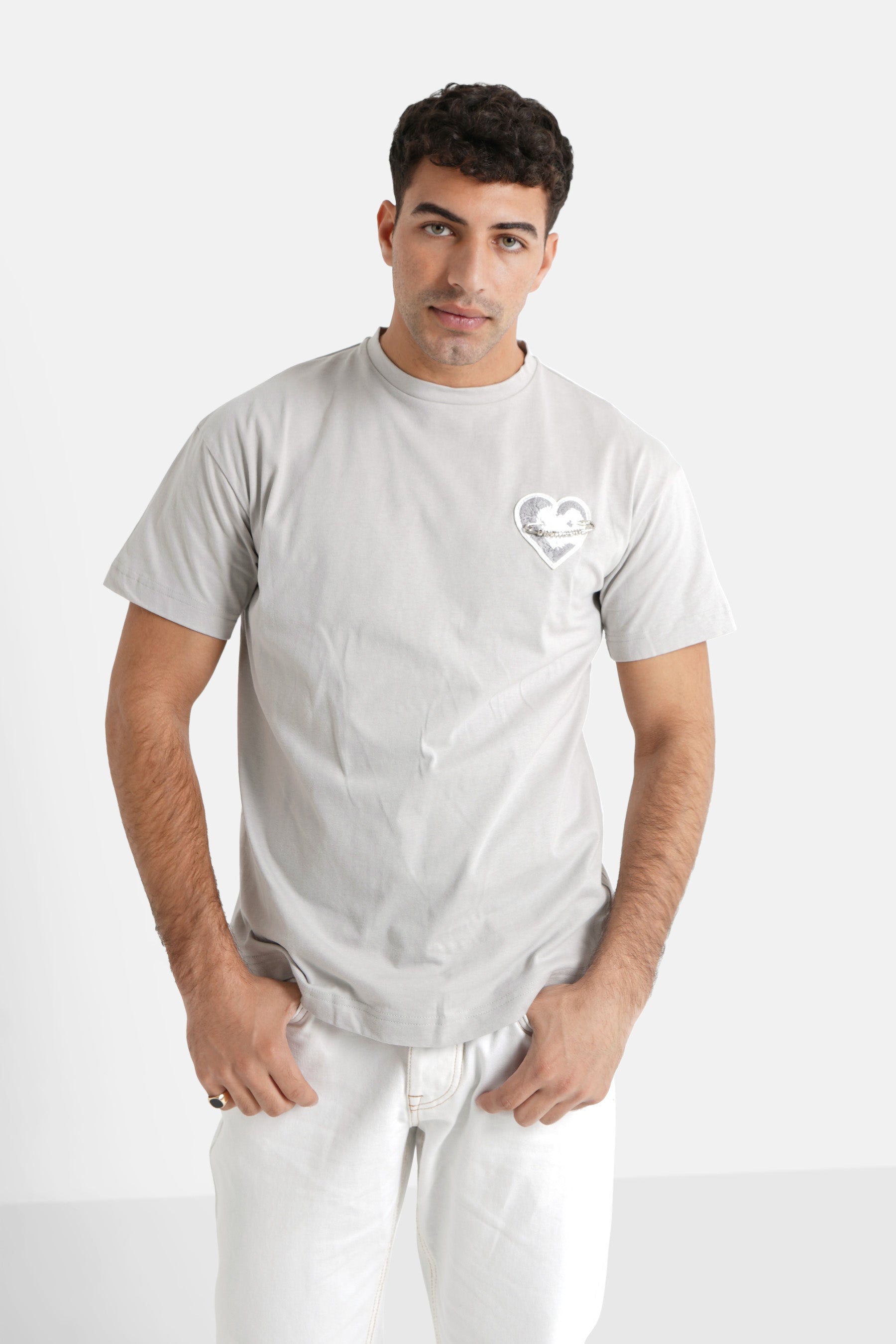 T-Shirt mit besticktem Herz in Grau