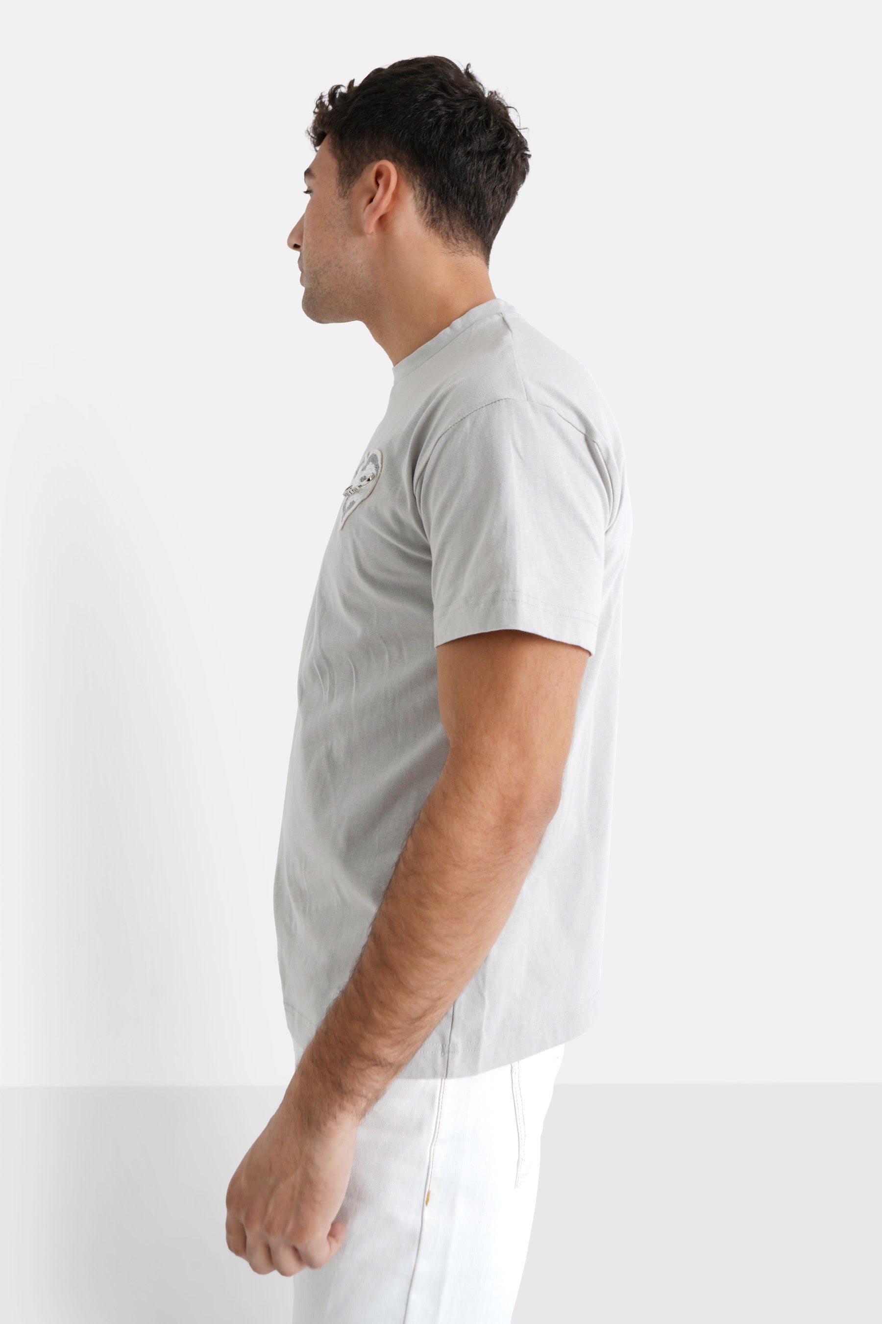 T-Shirt mit besticktem Herz in Grau