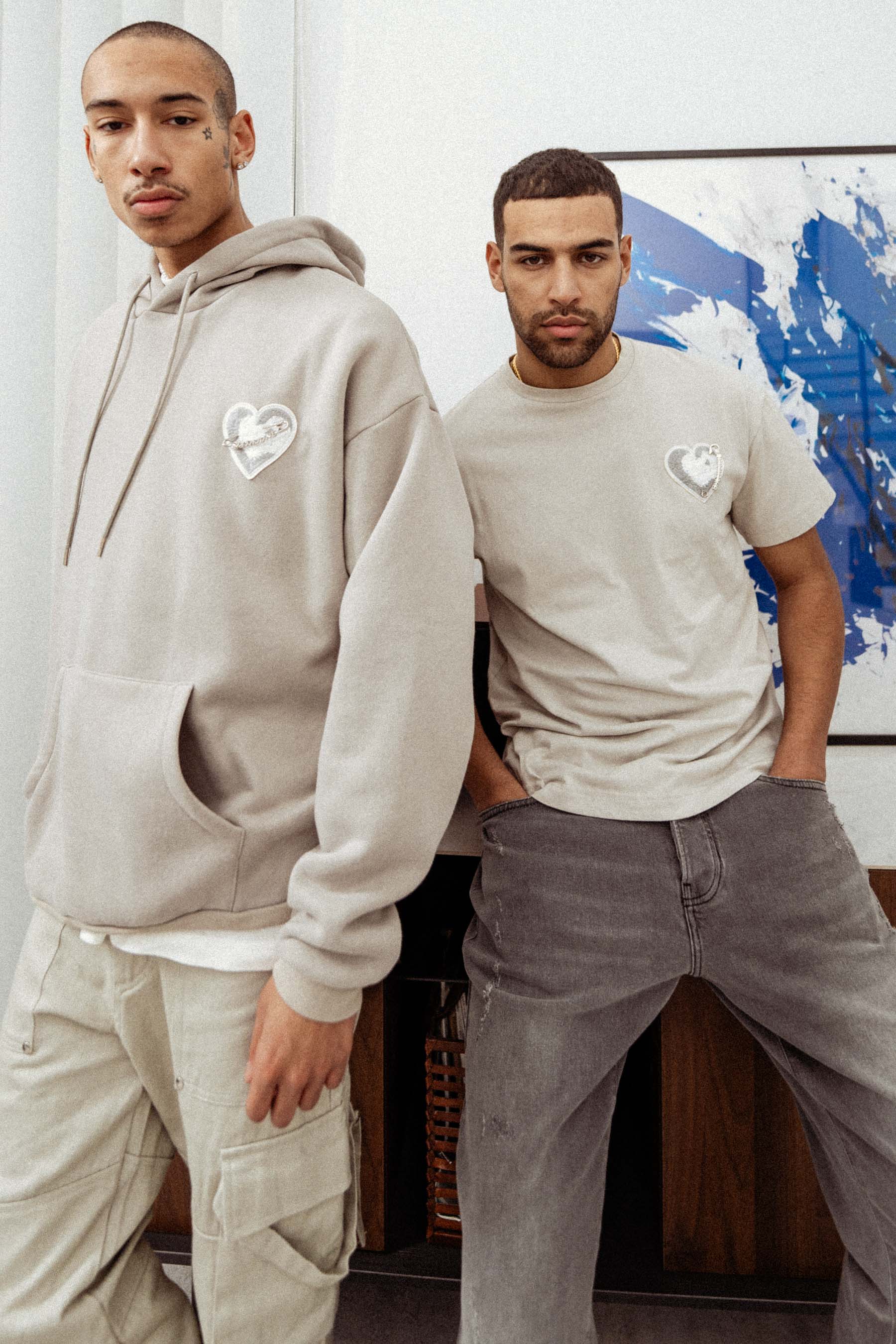 T-Shirt mit besticktem Herz in Grau