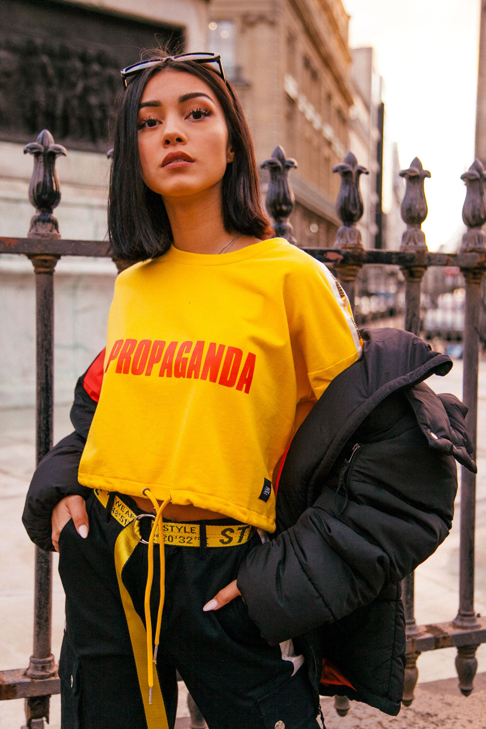 Sixth June - Sweat crop top bandes Propaganda jaune