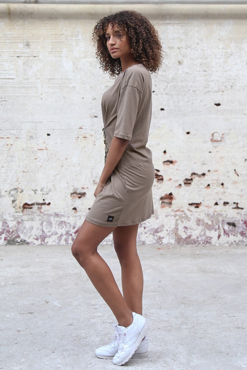 Taupefarbenes T-Shirt-Kleid mit Schnürung vorne