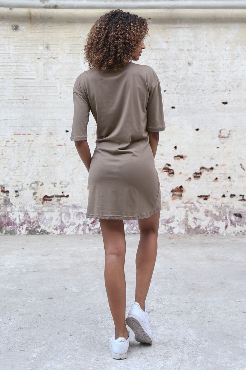 Taupefarbenes T-Shirt-Kleid mit Schnürung vorne