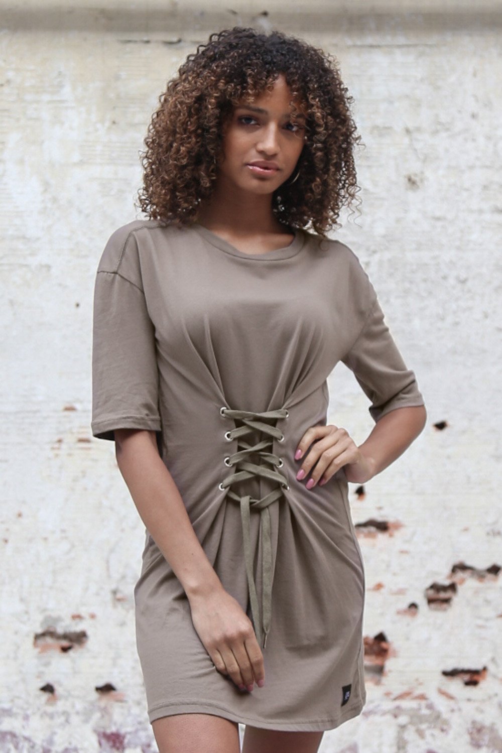 Taupefarbenes T-Shirt-Kleid mit Schnürung vorne