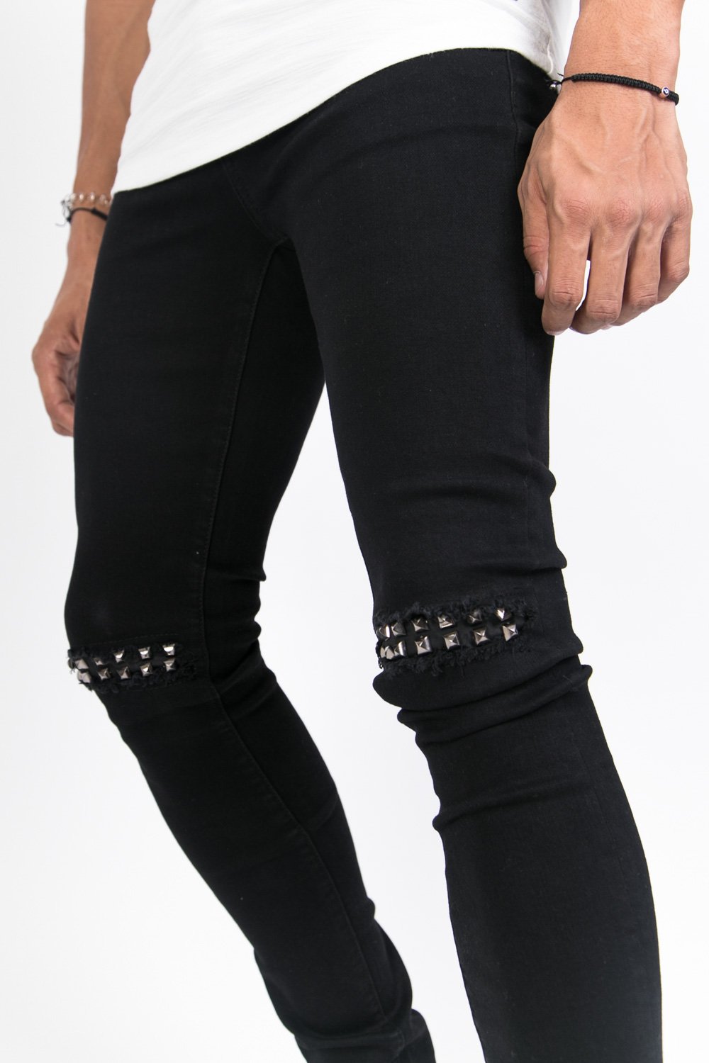 Schwarze, zerrissene Punk-Jeans