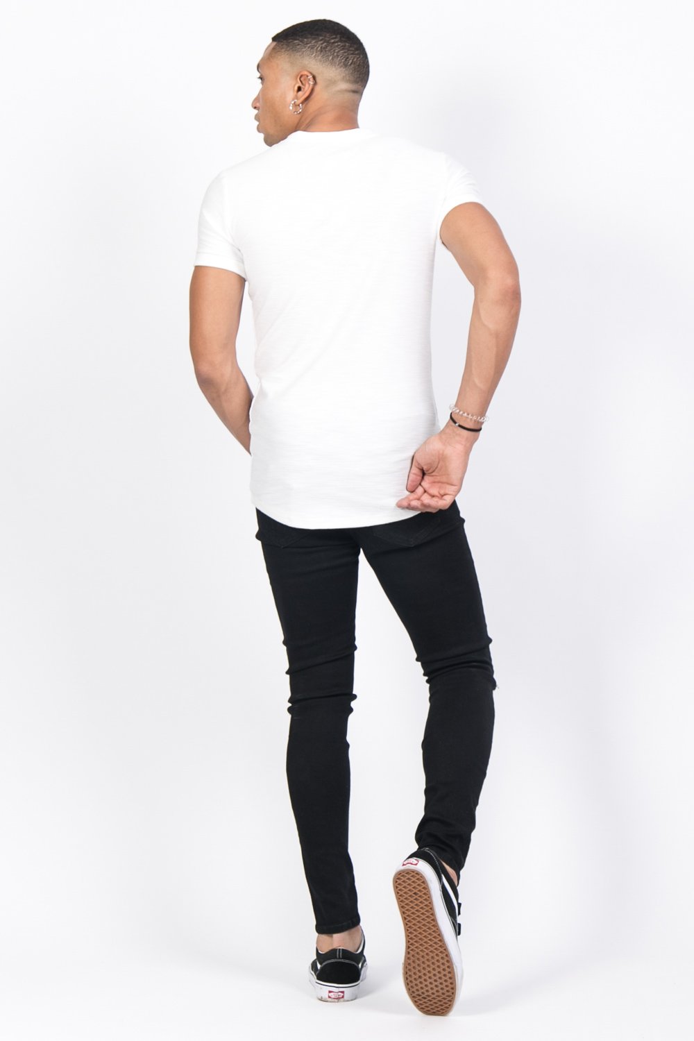 Schwarze, zerrissene Punk-Jeans