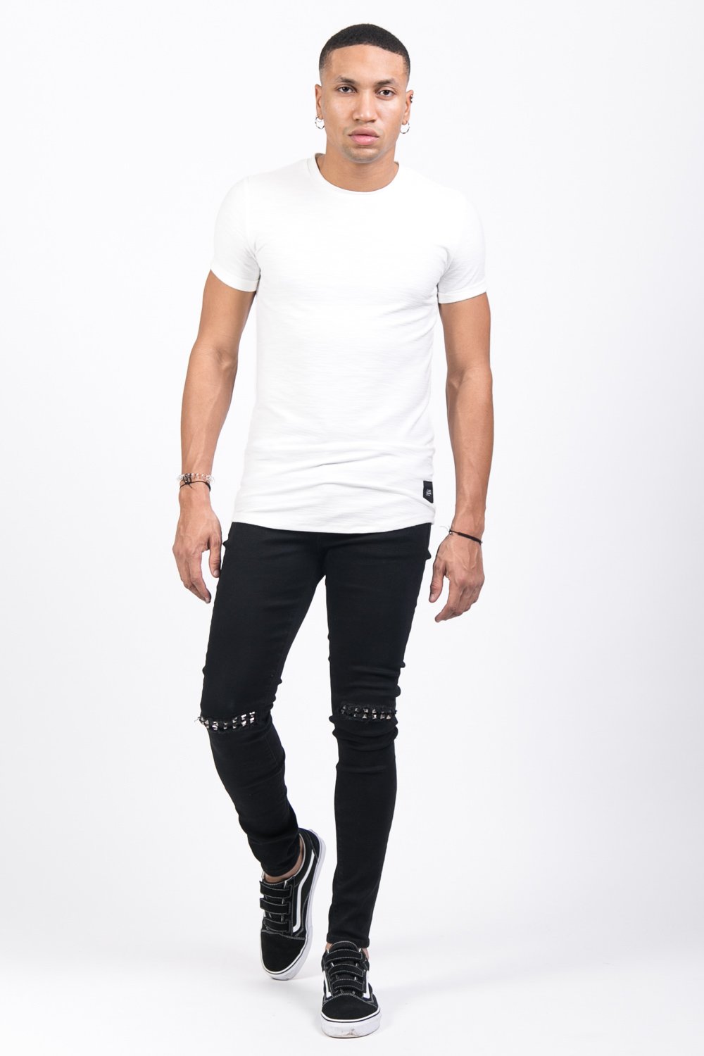 Schwarze, zerrissene Punk-Jeans