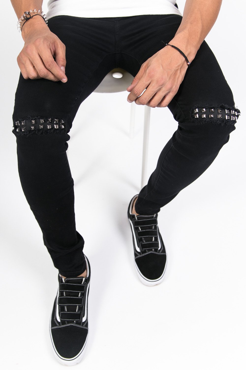 Schwarze, zerrissene Punk-Jeans