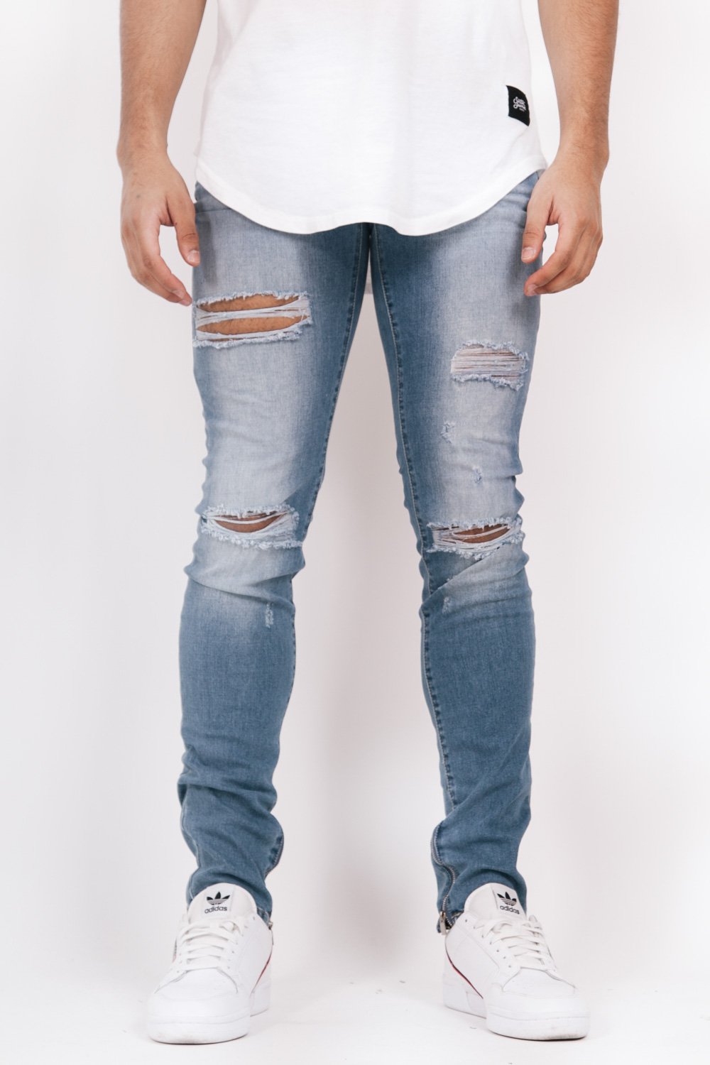 Blaue zerrissene Jeans mit Reißverschluss