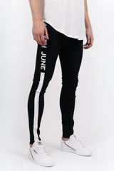 Schwarz-weiße Used-Jeans mit bedruckten Streifen