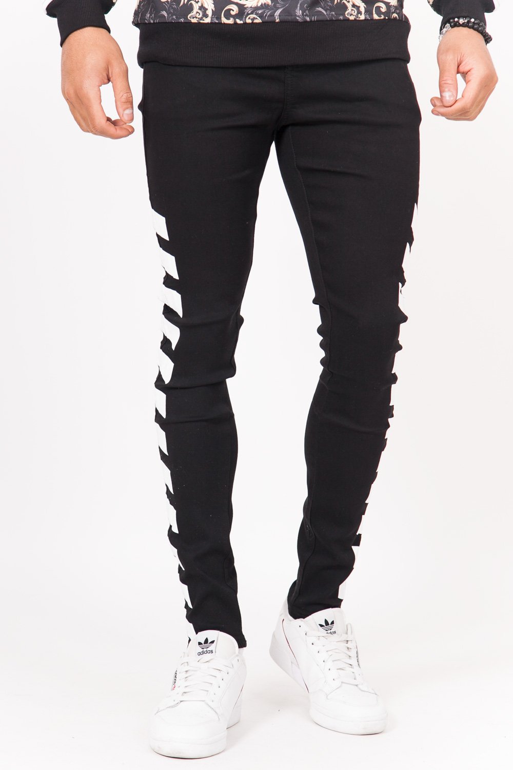 Schwarz-weiße Jeans mit diagonalen Streifen