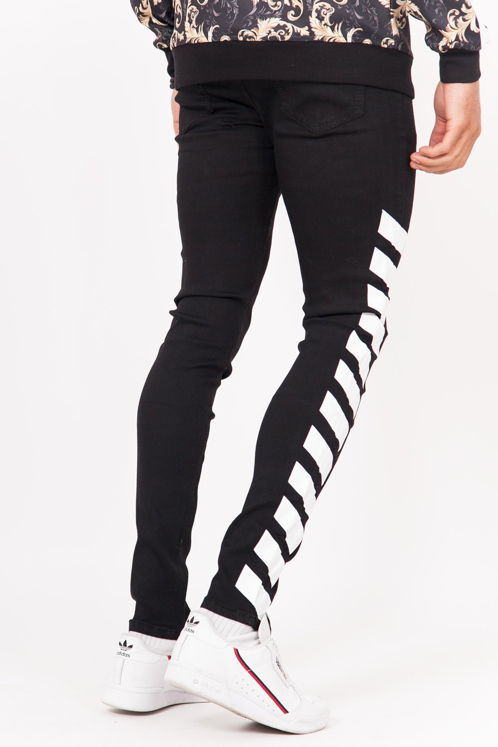 Schwarz-weiße Jeans mit diagonalen Streifen