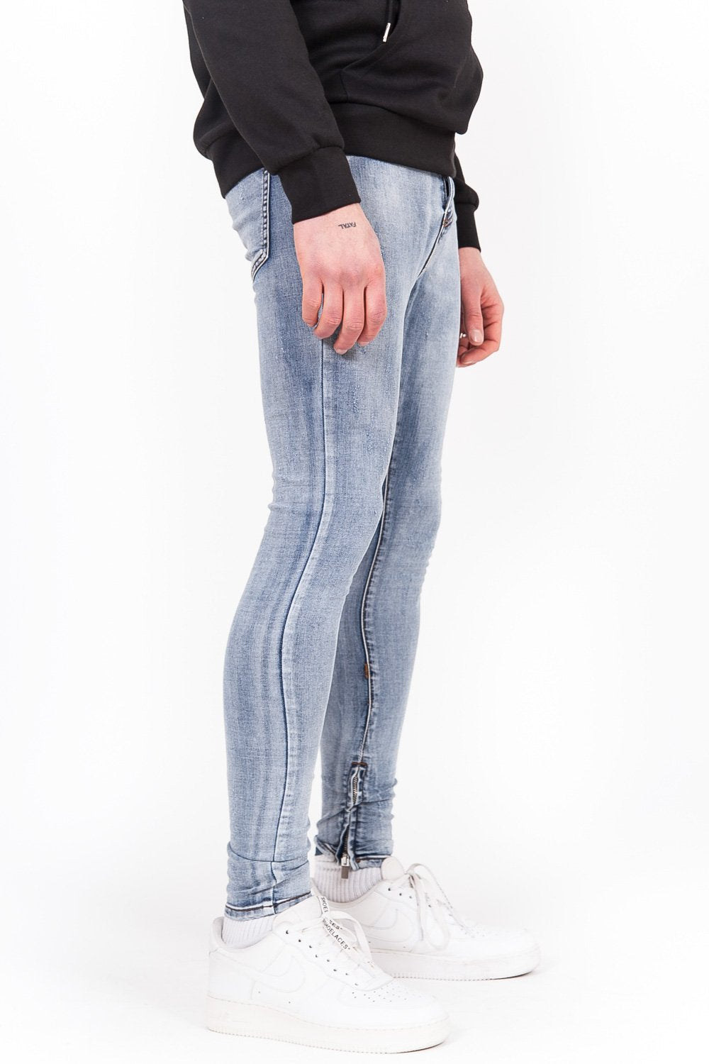Blaue Destroyed-Jeans mit Reißverschluss