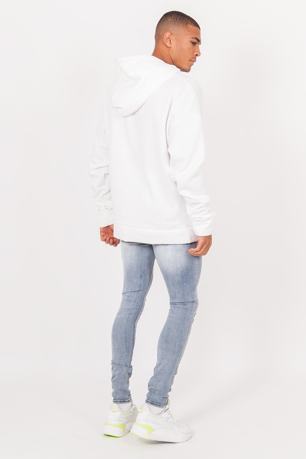 Jeans mit blauen Destroyed-Einsätzen