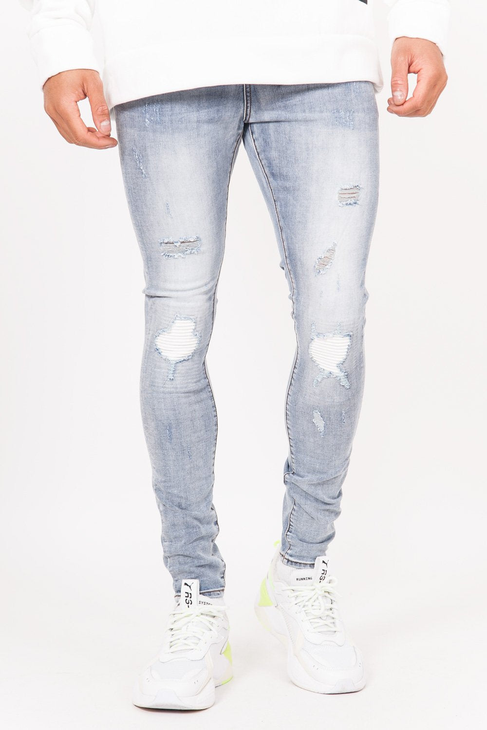 Jeans mit blauen Destroyed-Einsätzen