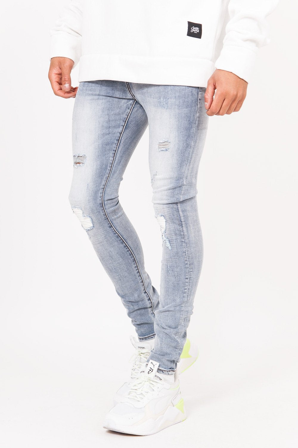 Jeans mit blauen Destroyed-Einsätzen
