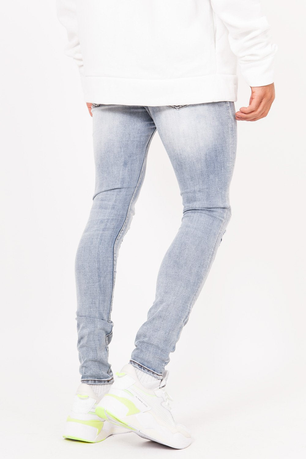 Jeans mit blauen Destroyed-Einsätzen