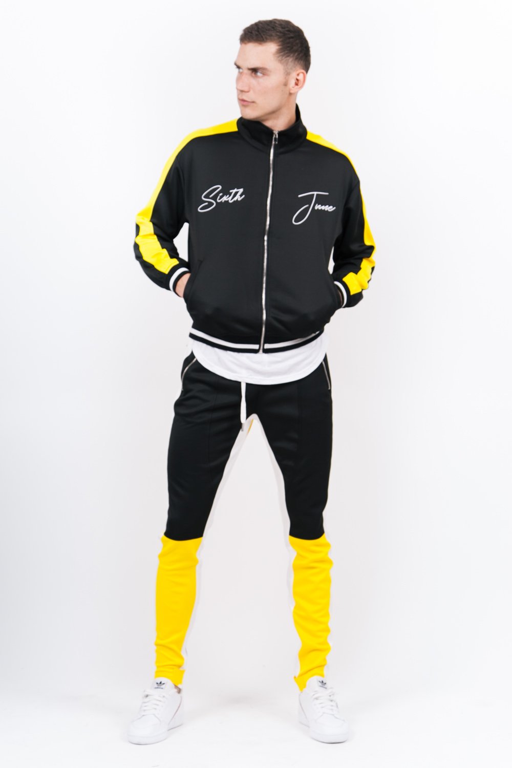 Jogging tricolore boucles jaune noir blanc