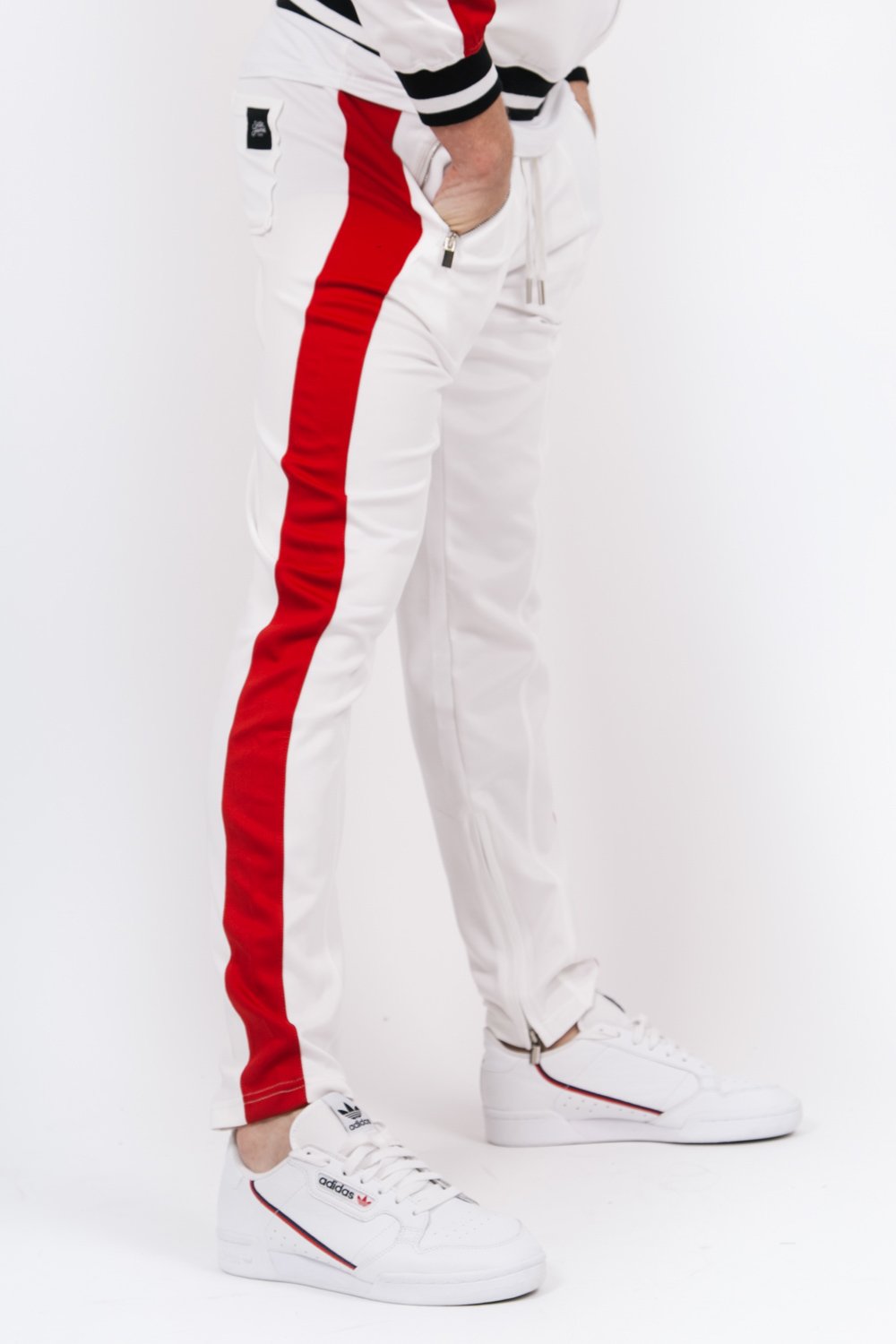 Zweifarbige Jogginghose mit weißen und roten Reißverschlüssen