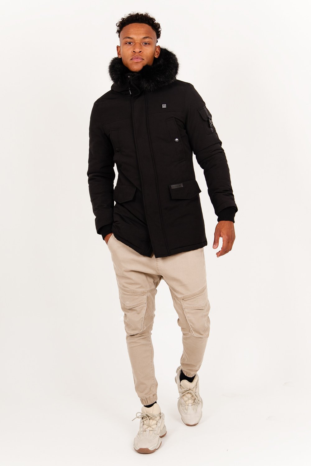 Beheizter Parka aus schwarzem Fell