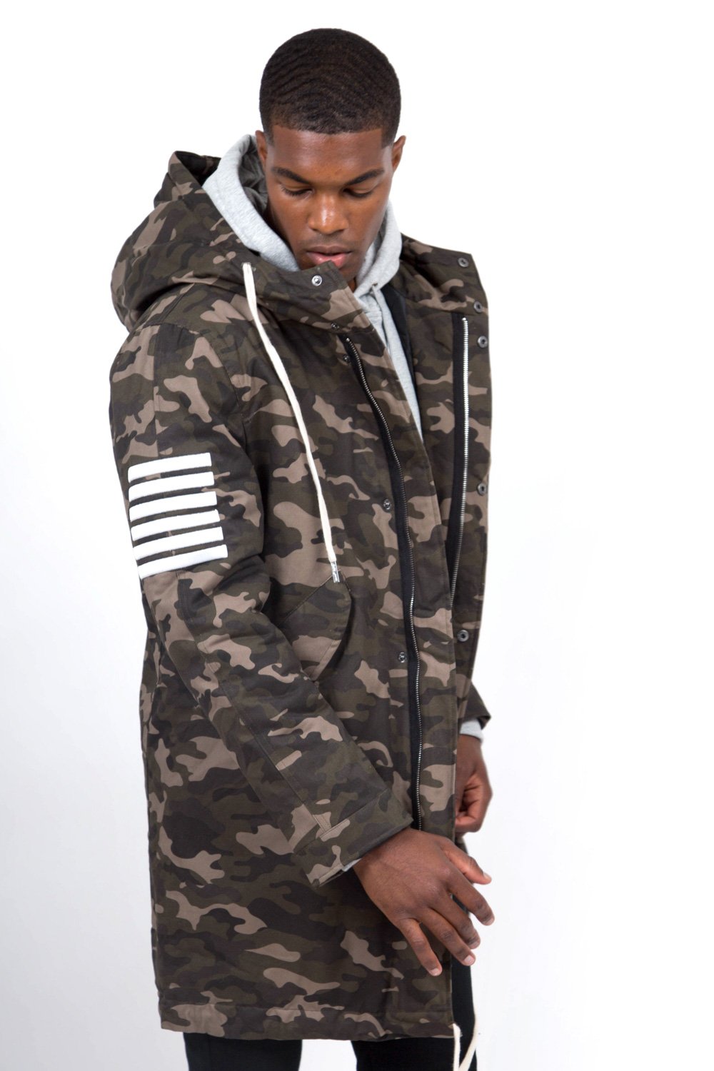 Camouflage-Parka mit grünen Aufnähern