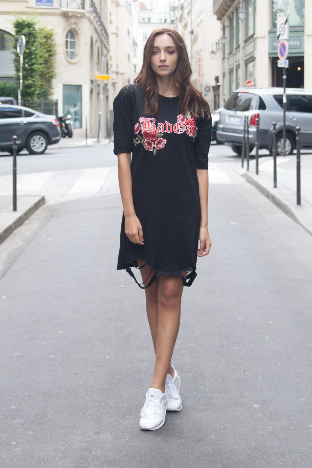 Robe déchirée broderie roses noir