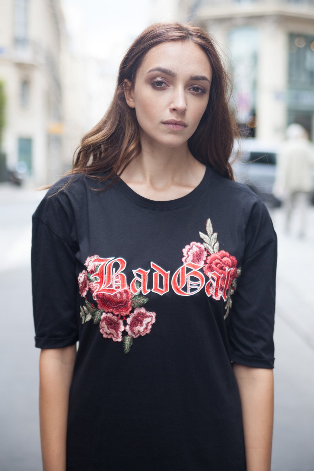 Robe déchirée broderie roses noir