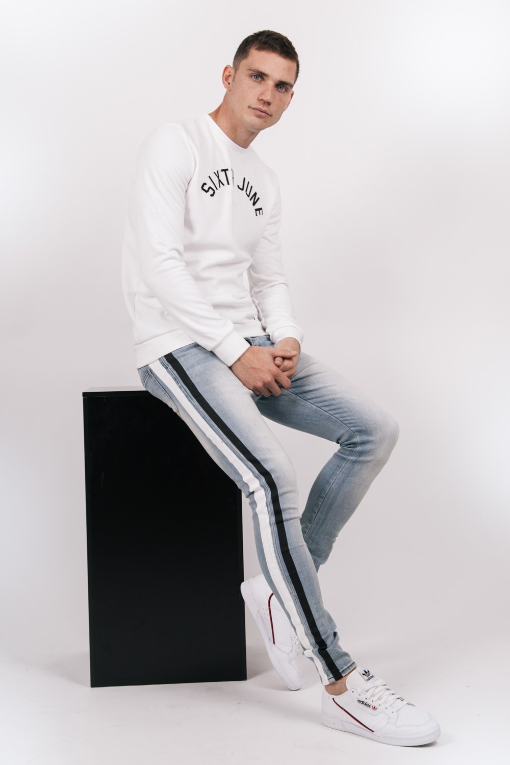 Weißes Sweatshirt mit Universitätslogo