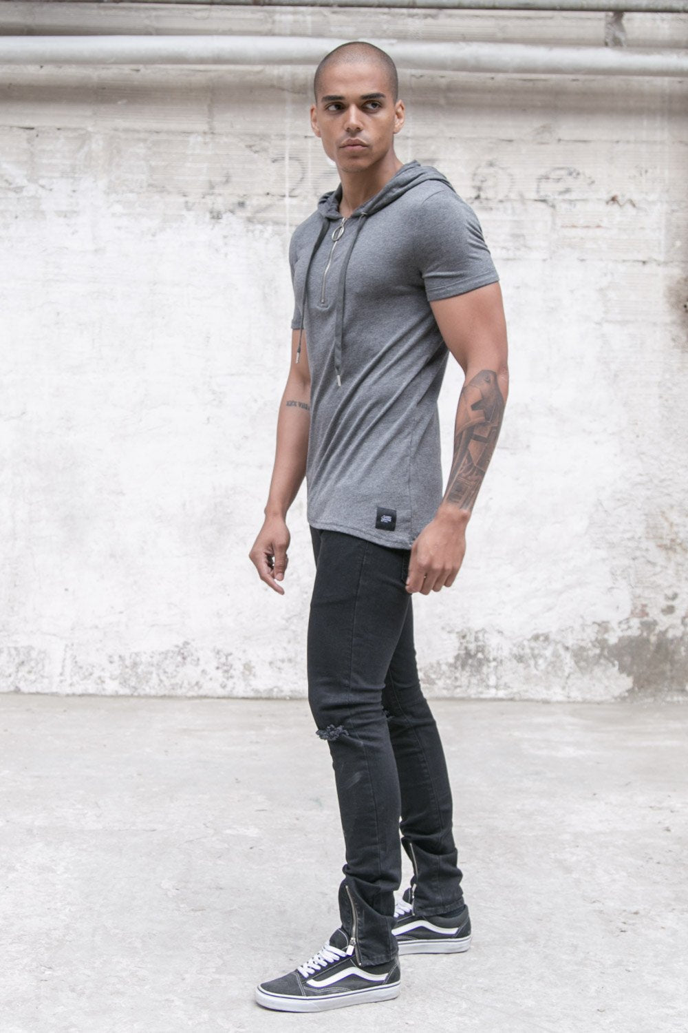 Dunkelgraues asymmetrisches Kapuzen-T-Shirt