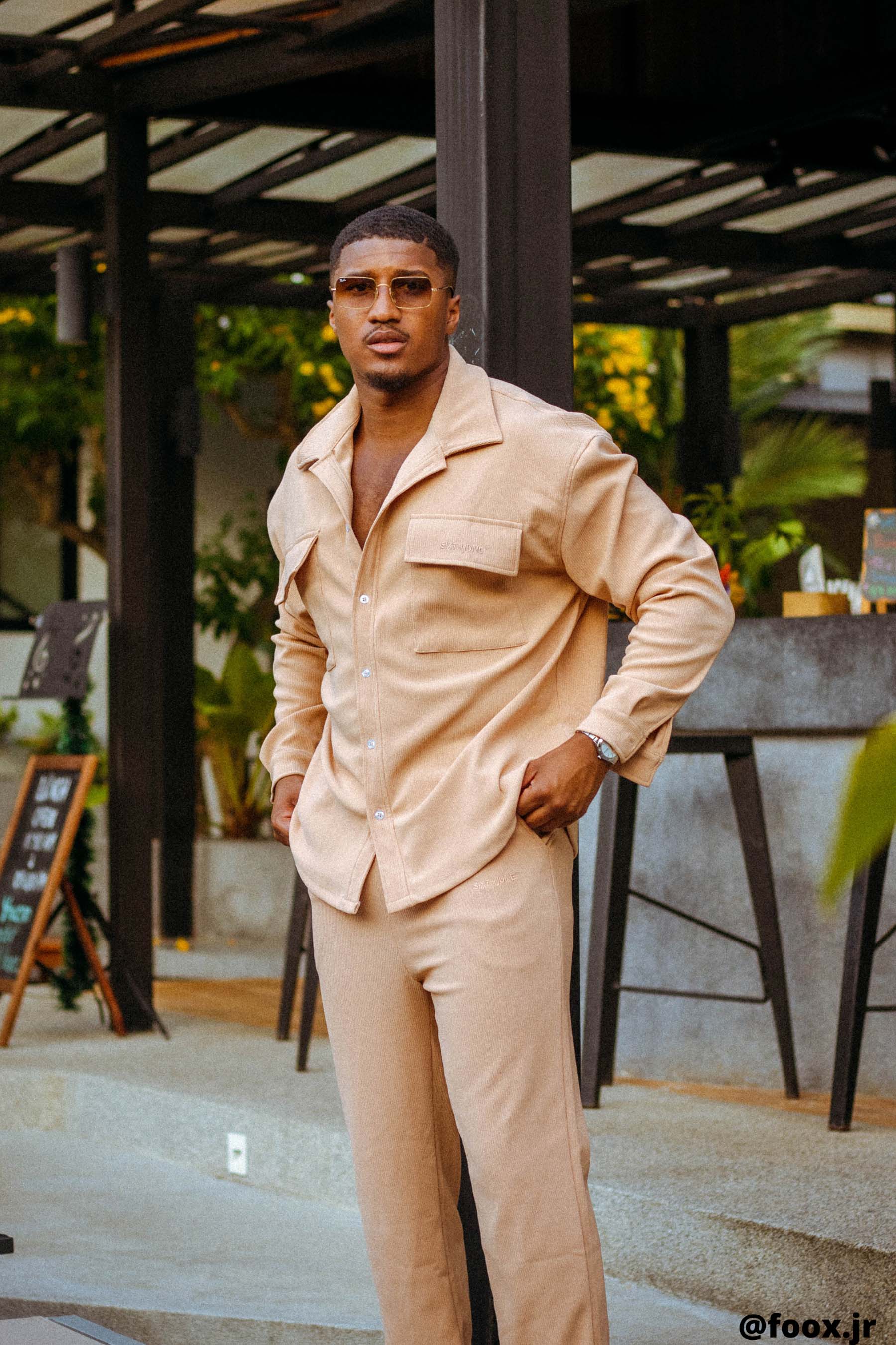 Beigefarbenes, lockeres Hemd mit Falten