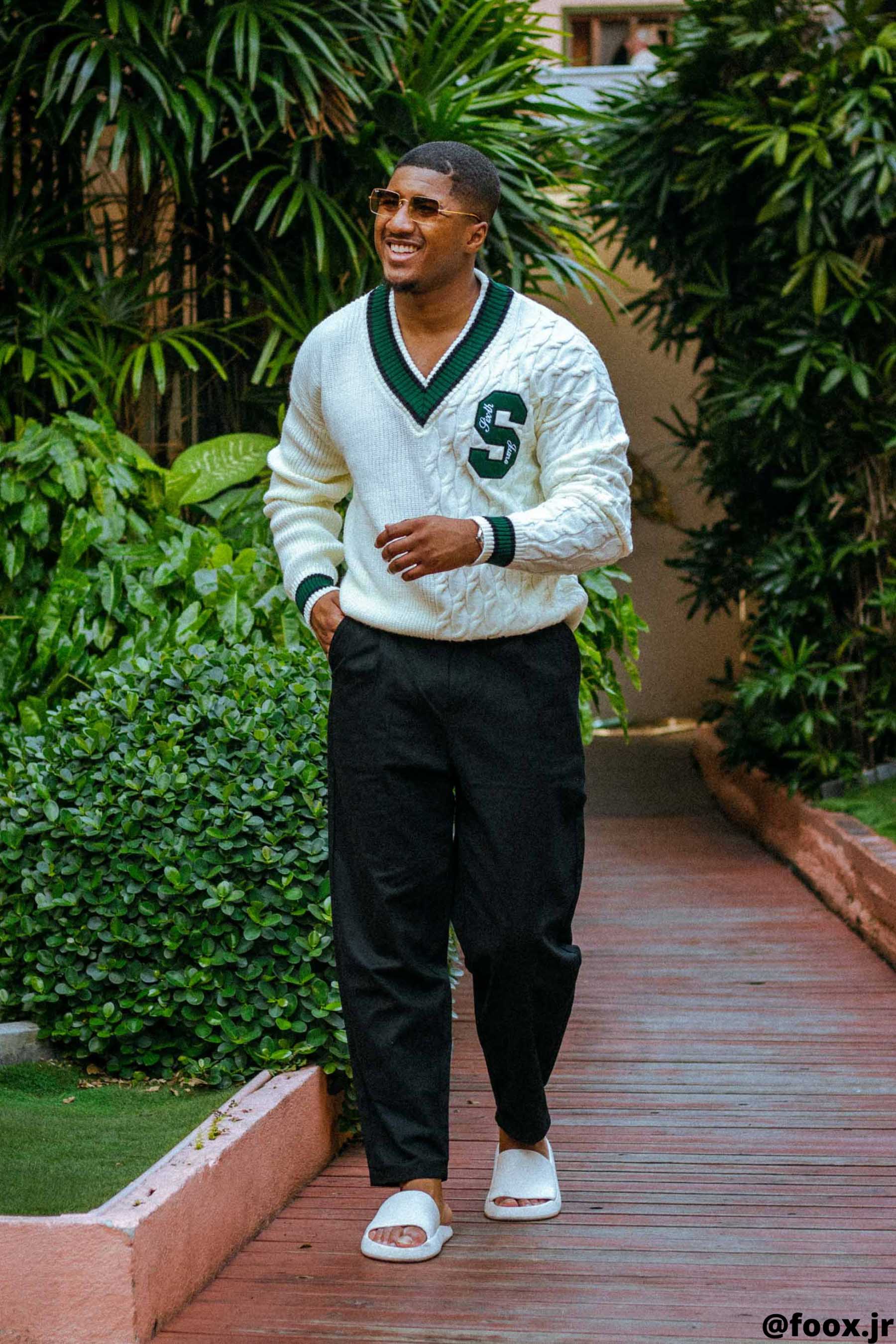 Rippstrickpullover mit V-Ausschnitt. Cremeweiß