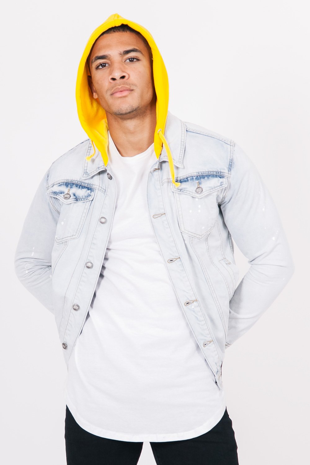 Blau-gelbe Jeansjacke mit Kapuze