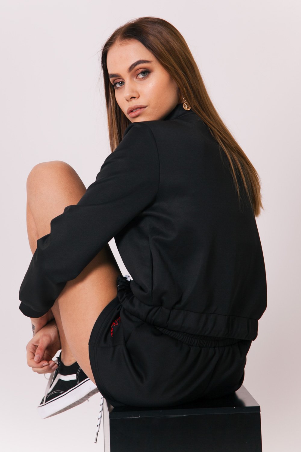 Kurze schwarze Jacke mit charakteristischem Logo