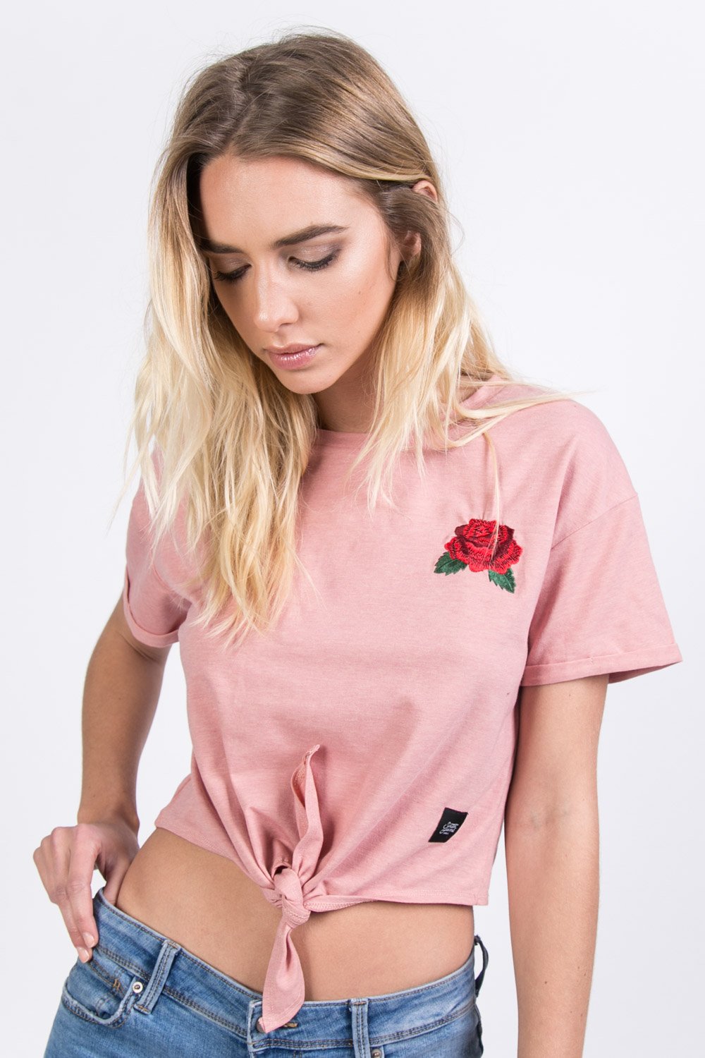 Rosafarbenes T-Shirt mit Brustaufnäher zum Binden